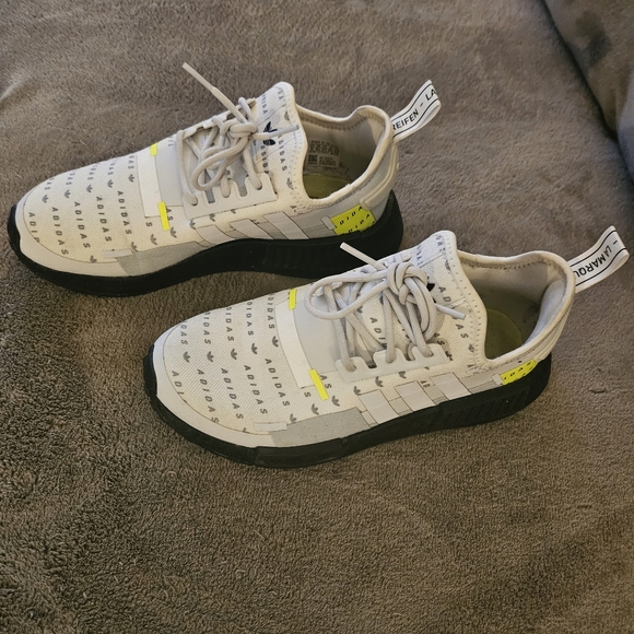 Big kids or womens Addias sneaker - Picture 1 of 5